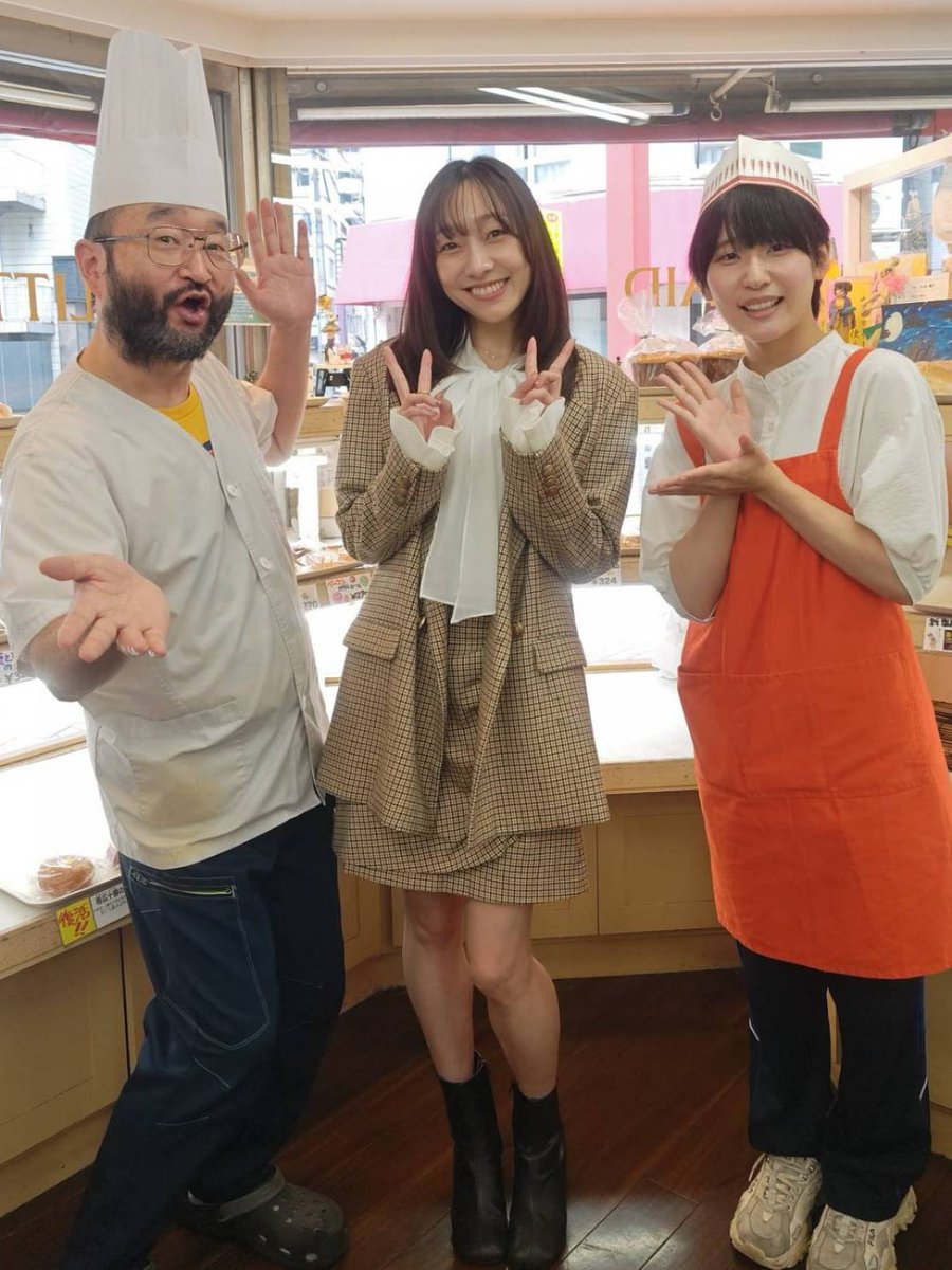 seiuchiiiii's tweet photo. AKB #須田亜香里 @dasuwaikaa さんが #太田ベーカリー に取材に来てくれました！
嬉しいな！嬉しい！
YouTubeの動画は僕のシーンが多すぎる気がしますが。
#川座かな (松竹芸能１年目)も入れたスリーショットと、取材中の希少カットを貼ります！
お客様たくさんお越し下さいね！
お待ちしております！ https://t.co/smhBzDCcNo
