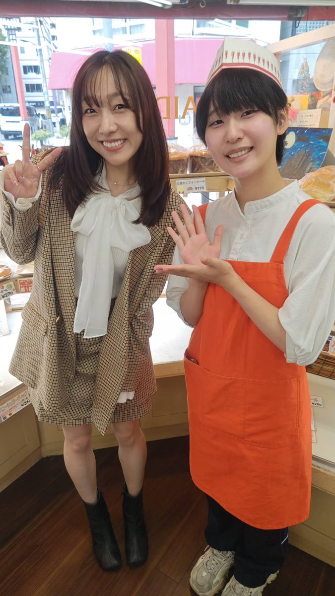 seiuchiiiii's tweet photo. AKB #須田亜香里 @dasuwaikaa さんが #太田ベーカリー に取材に来てくれました！
嬉しいな！嬉しい！
YouTubeの動画は僕のシーンが多すぎる気がしますが。
#川座かな (松竹芸能１年目)も入れたスリーショットと、取材中の希少カットを貼ります！
お客様たくさんお越し下さいね！
お待ちしております！ https://t.co/smhBzDCcNo
