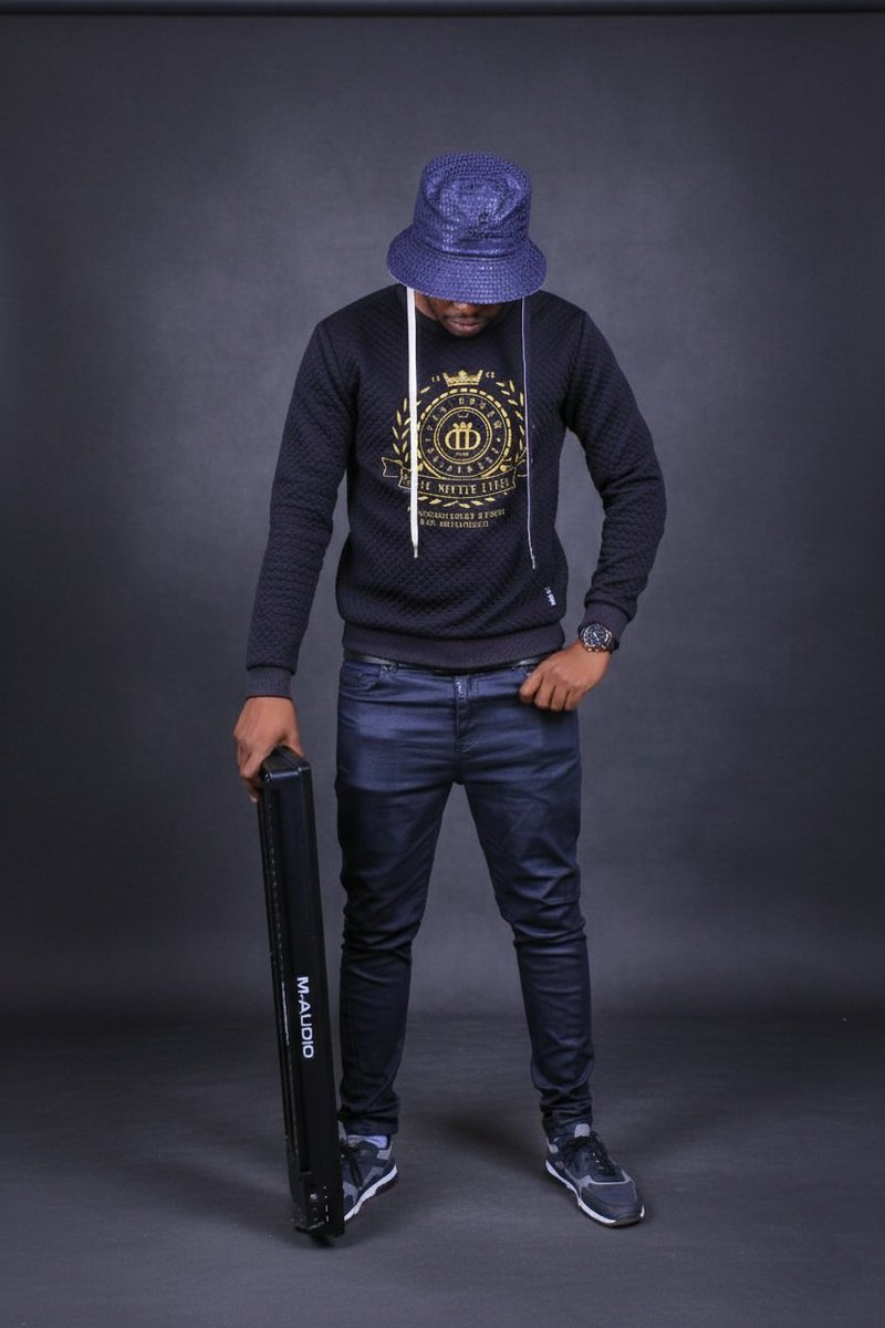 ElcRnel's tweet photo. 📍The King is in the lab⚙️. The tracks are hitting different✅️.Black Again Ep▶️ dropping November 28th🗓

🧢-DFX
👕-DFX
👖-DFX 
👟-DFX 

📷-@2coloursphotography

#djcolour https://t.co/OeonuHSkKS