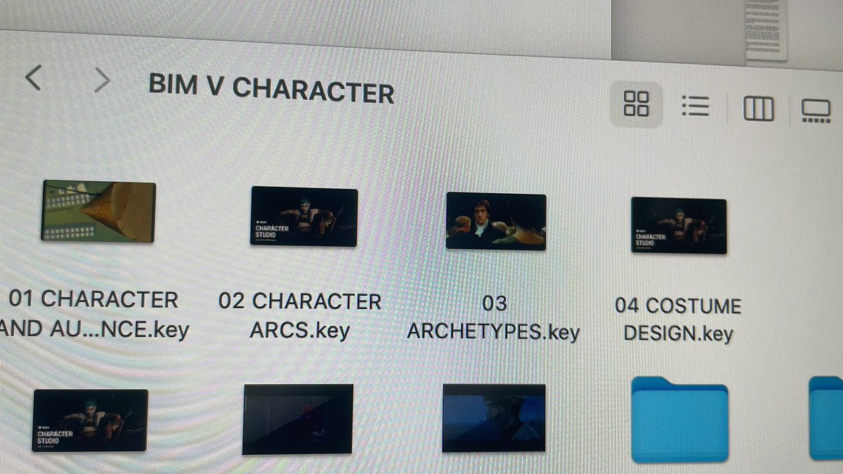 Vinzul's tweet image. THIS could be a good opportunity to talk about character arcs!! Which I literally give a class about lol i love it👇🏼

Let’s have a conversation about this: what ARE character arcs and how to distinguish them from themes and plot? What do YOU think? (I’m so excited)