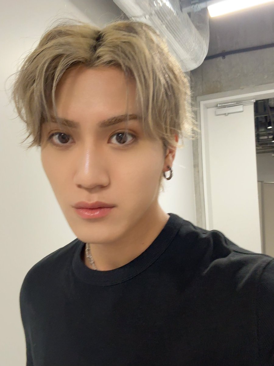 そしてそして！！！

本日のFAVランキングが3位！！
本当に本当にたくさんの投票をありがとうございます🥺😢

めーーーちゃ嬉しいです！！！☺︎

皆さんのパワー半端ないです❤️‍🔥
明日も投票できるみたいなので、是非是非明日もたくさん投票お願いします🗳️🫶🏻

写真はメイク終わりの俺😂

#Dリーグ
#FAV