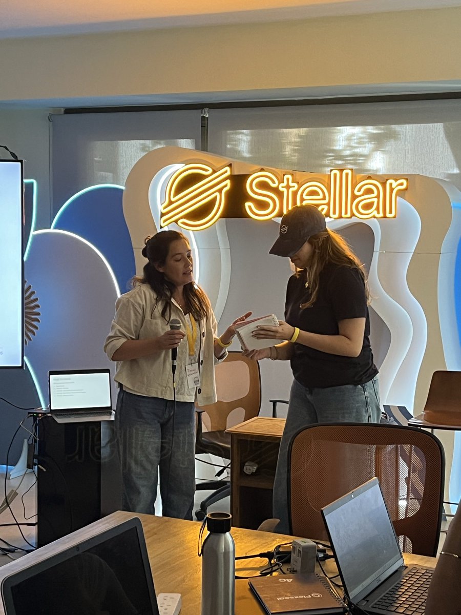 buendiabuilders's tweet image. Orgullosas de nuestras tiburonas en #stellarweek @TheBAFNetwork @BuildOnStellar @StarMaker_LATAM @nicolesikorskii @tamaraortegav y Romi❤️🦈