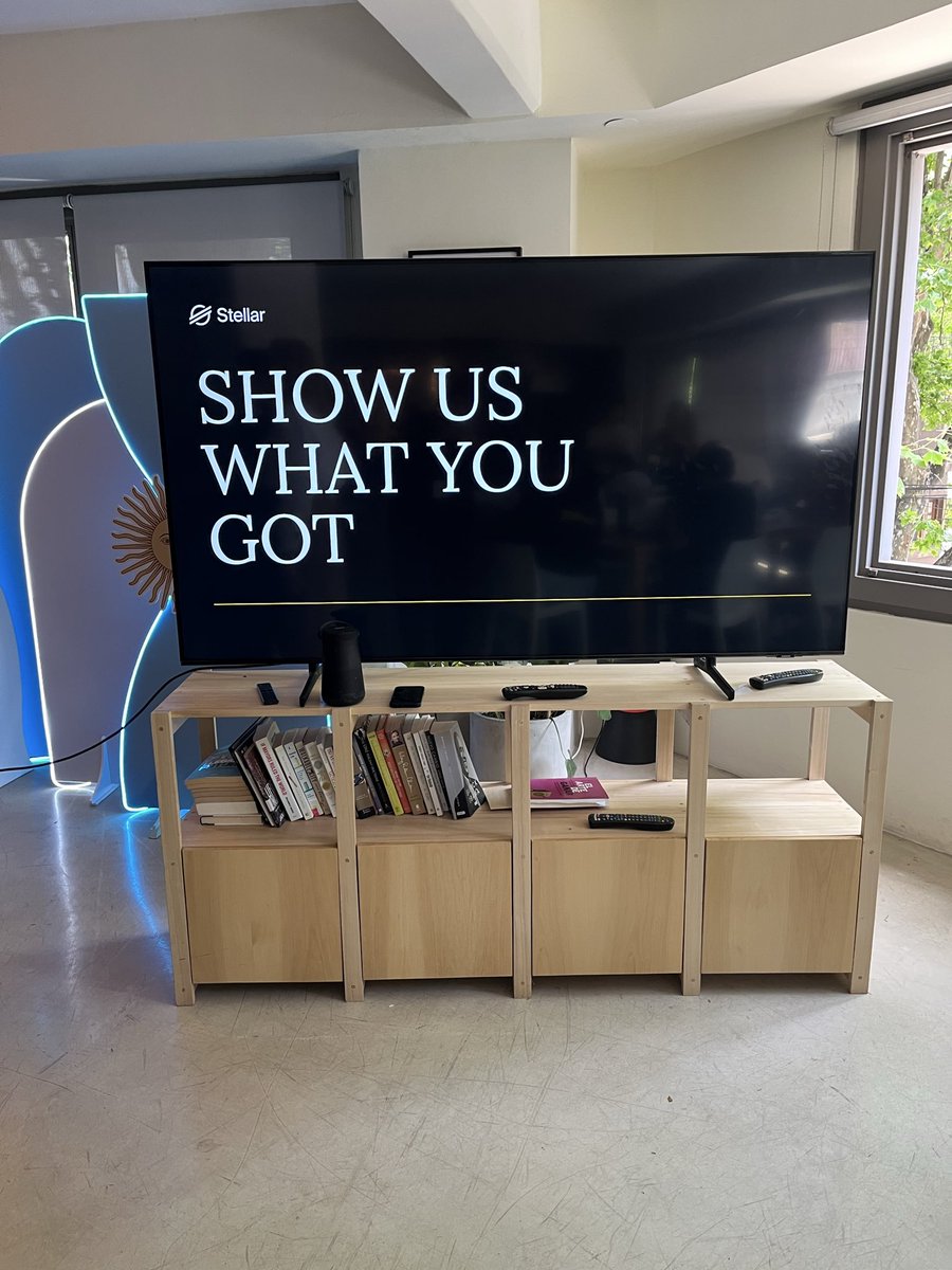 buendiabuilders's tweet image. Orgullosas de nuestras tiburonas en #stellarweek @TheBAFNetwork @BuildOnStellar @StarMaker_LATAM @nicolesikorskii @tamaraortegav y Romi❤️🦈