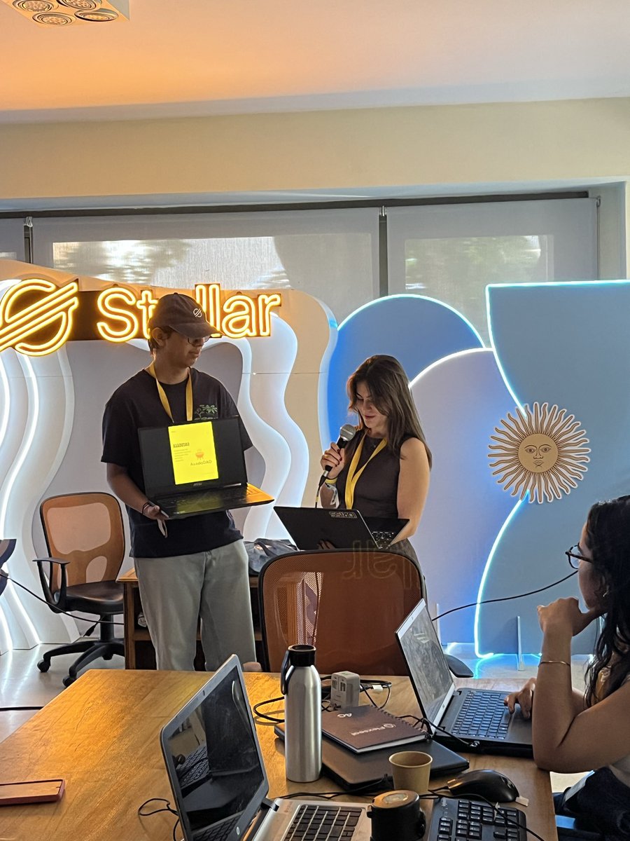 buendiabuilders's tweet image. Orgullosas de nuestras tiburonas en #stellarweek @TheBAFNetwork @BuildOnStellar @StarMaker_LATAM @nicolesikorskii @tamaraortegav y Romi❤️🦈