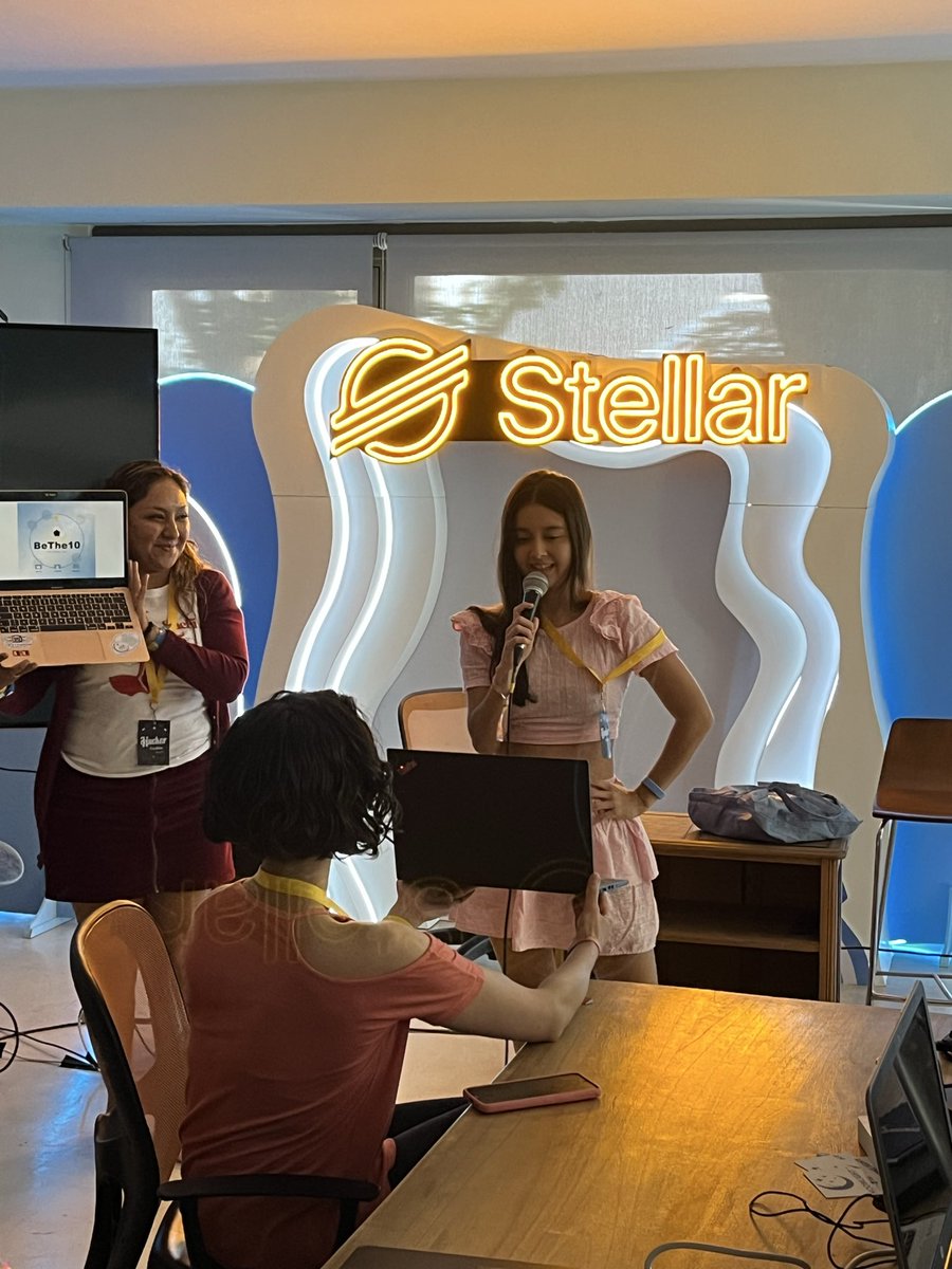 buendiabuilders's tweet image. Orgullosas de nuestras tiburonas en #stellarweek @TheBAFNetwork @BuildOnStellar @StarMaker_LATAM @nicolesikorskii @tamaraortegav y Romi❤️🦈
