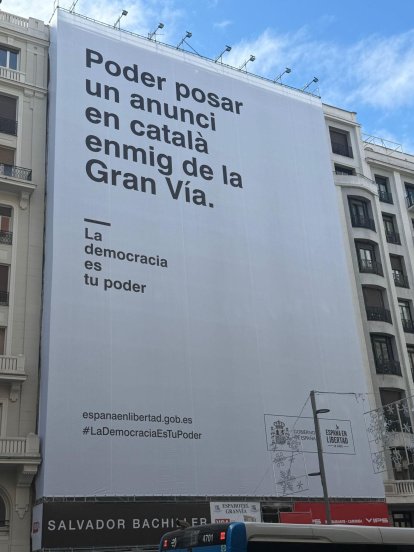 rubio_escolano's tweet image. El Gobierno de España puede colgar una lona gigante en catalán en plena Gran Vía de Madrid (pagada con nuestros impuestos), pero Loli no puede rotular solo en castellano su mercería en la Diagonal de Barcelona: la obligan a usar catalán. Libertad, pero para lo que interesa.