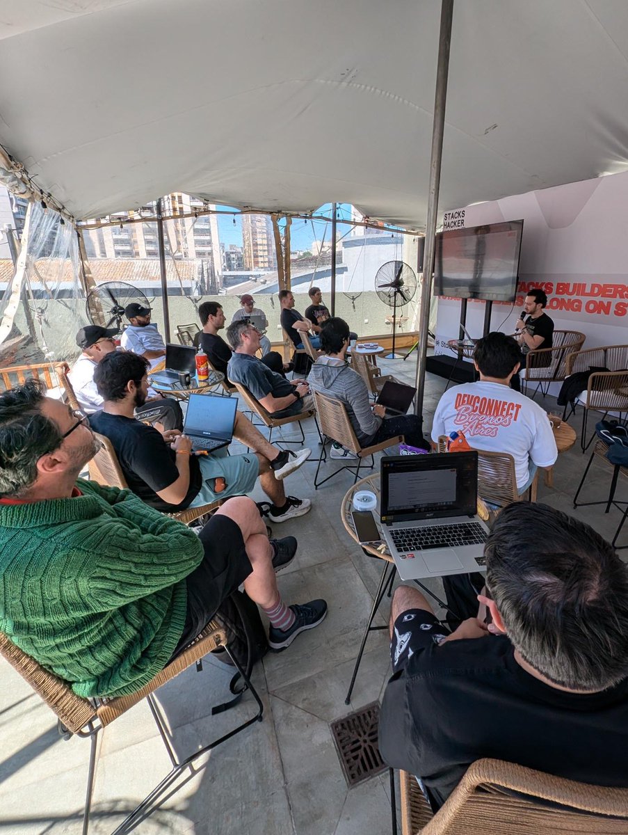 ileanamalacrino's tweet image. Day 3 at the Hacker House was STACKED. 

Extra strong coffee (and mate) for breakfast with a side of Technical workshops on @hirosystems
 APIs &amp;amp; tools and AI-Powered Coding on @Stacks 

Followed by a homemade pizza fulled lunch by Chef Ariel, to set the builders up for an…