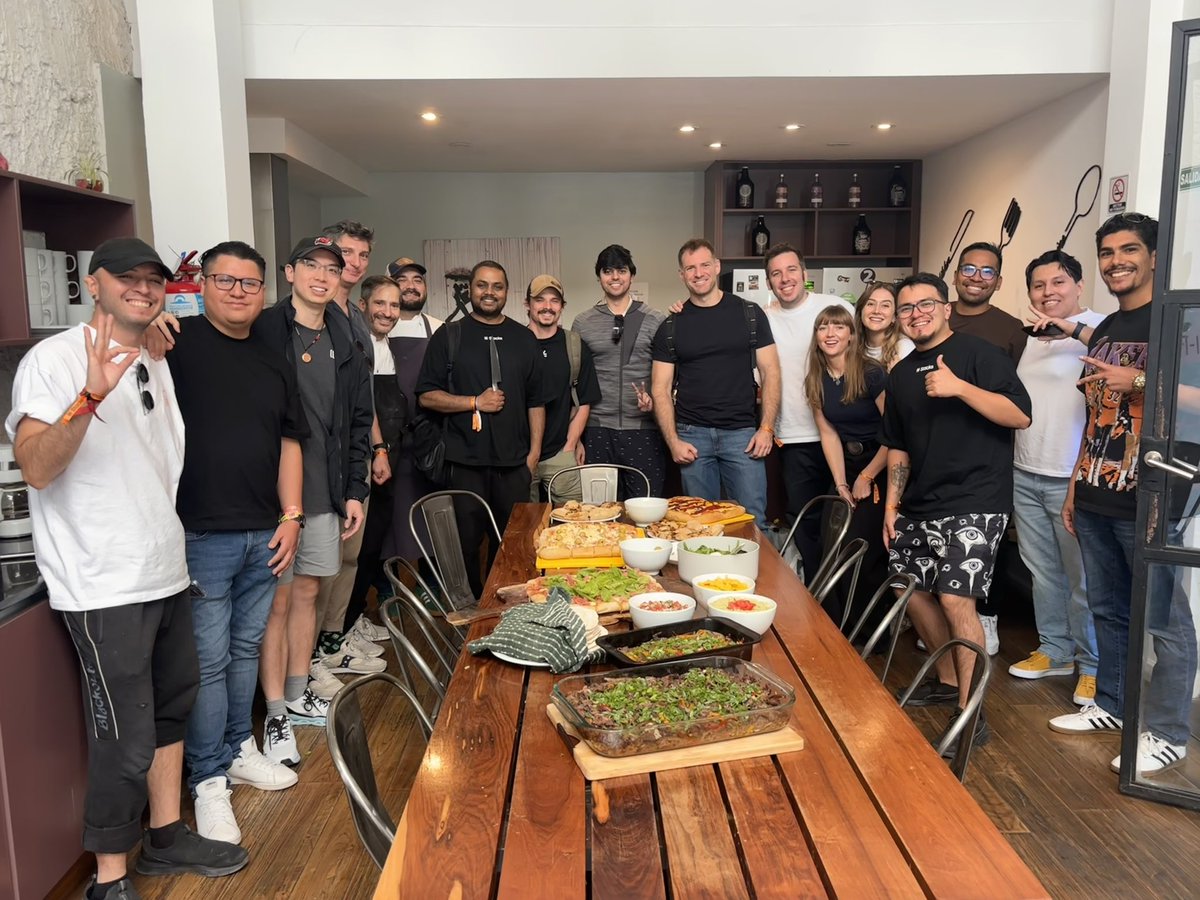 ileanamalacrino's tweet image. Day 3 at the Hacker House was STACKED. 

Extra strong coffee (and mate) for breakfast with a side of Technical workshops on @hirosystems
 APIs &amp;amp; tools and AI-Powered Coding on @Stacks 

Followed by a homemade pizza fulled lunch by Chef Ariel, to set the builders up for an…