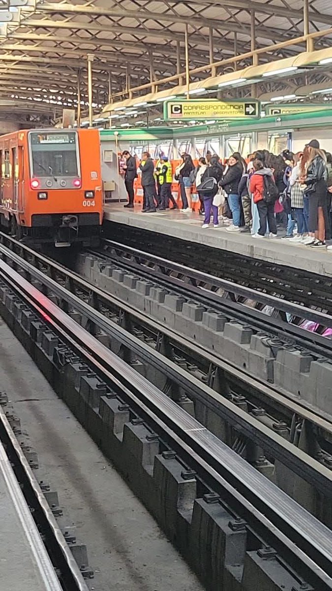 IroniaLD's tweet image. #UltimaHora 
Servicio de la línea B del #MetroCDMX momentáneamente detenido, derivado de la revisión del sistema eléctrico.
#PrecauciónVial #líneaB