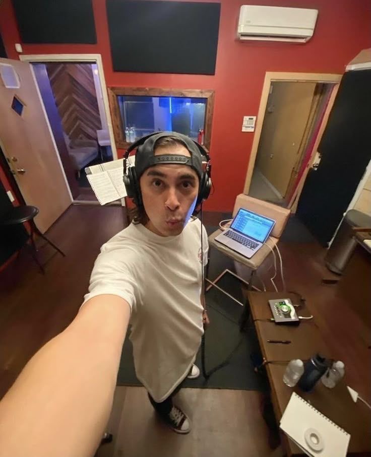 duckseeksducks's tweet photo. He poses like a teenage girl https://t.co/McOOWJFCKd