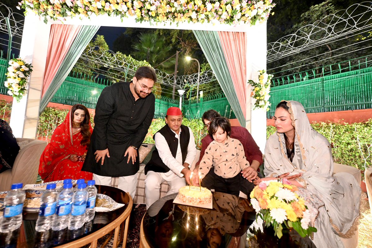 yadavakhilesh's tweet image. ख़ुशहाल ज़िंदगी के लिए मुबारकबाद!