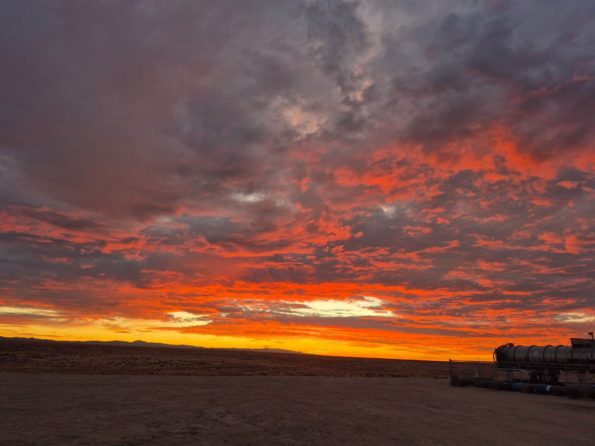 TheLRGroup1's tweet image. No filter needed when this is your office view. 😉🌅Incredible shot by our team member, David Paterson!#WorkPerks #TheLRGroup #SunsetVibes #OnTheJob #Scenery