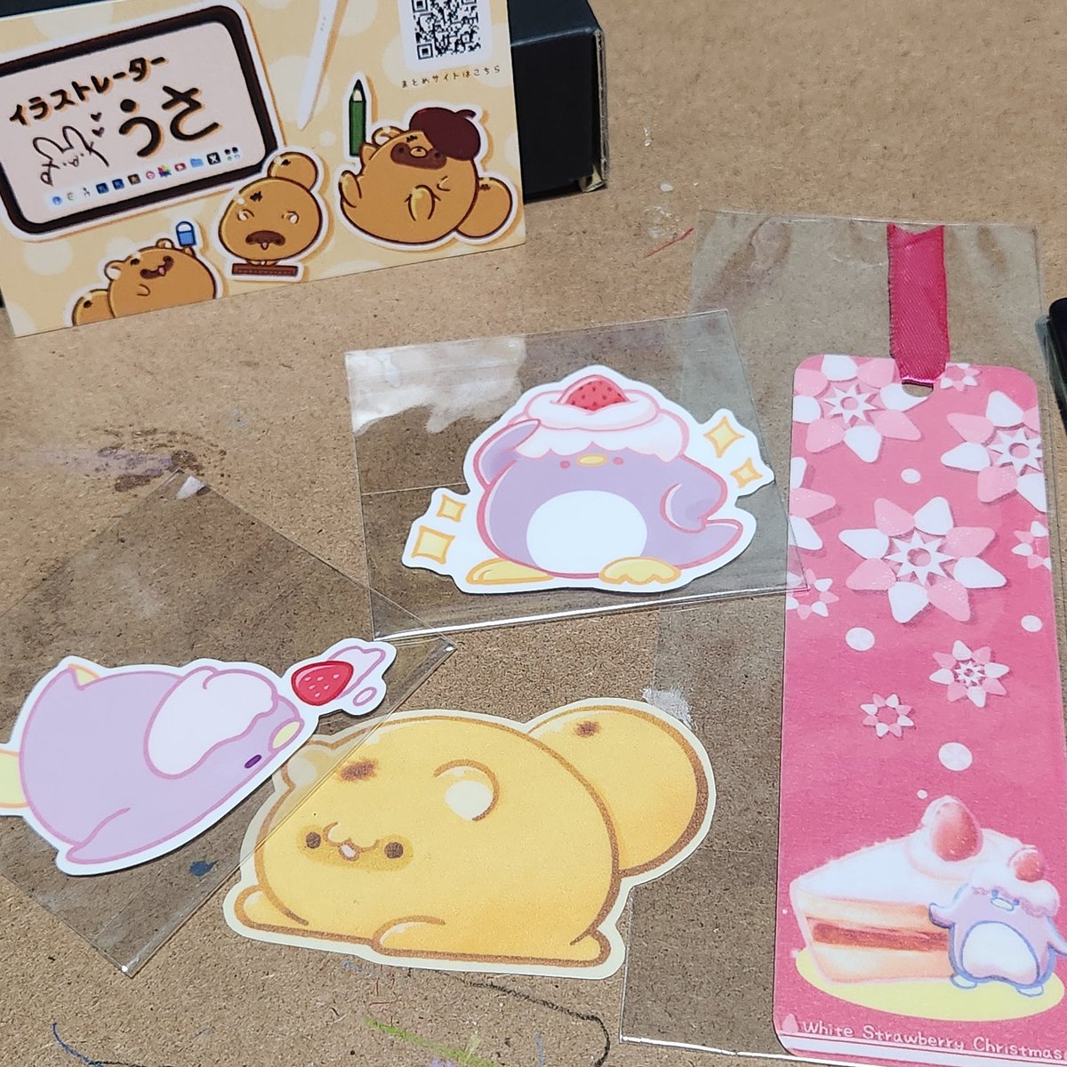 about_tanuki's tweet photo. @HAYMYbBgLqrLHCQ　さま🍰

いつもだいたいかき氷🍧担当になるぺんぎんが
ケーキ担当だなんて!!🎂
ちょうどしおりも欲しかったところ!

これはもう運命かと思って
LINE着せ替えもスタンプも揃えさせていただきました🎵

#デザフェス62
#デザフェス戦利品 https://t.co/DsRd4DhulS