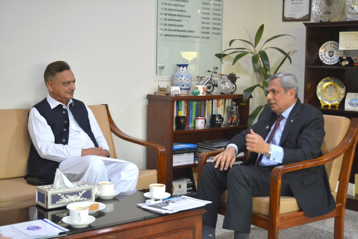 COMSATS_en's tweet image. Prof @rqamar Rector @CUIofficial🇵🇰 called on ED #COMSATS Amb @ZakariaNafees; thanked him for his patronage as ProChancellor II; assured CUI&apos;s support to COMSATS int&apos;l programs concerning academic &amp;amp; scientific activities; witnessed #EV bike developed by COMSATS&apos; partner #AGECO.