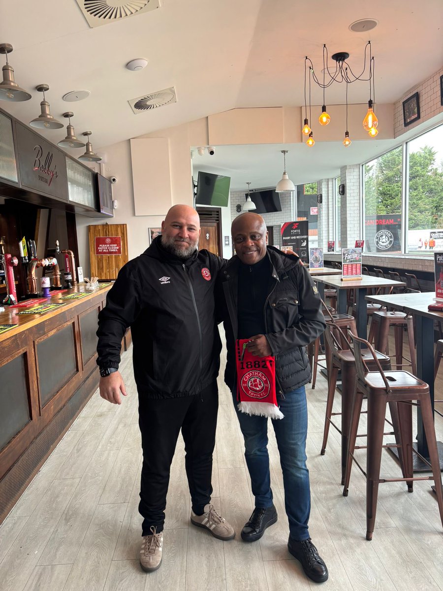 ChatsCommunity's tweet image. Honoured to welcome ex-England &amp;amp; Man Utd defender Paul Parker to Chatham Town during Men’s Mental Health Week. Inspiring insights on wellbeing, football, and life beyond the pitch. Thank you, Paul! ❤️