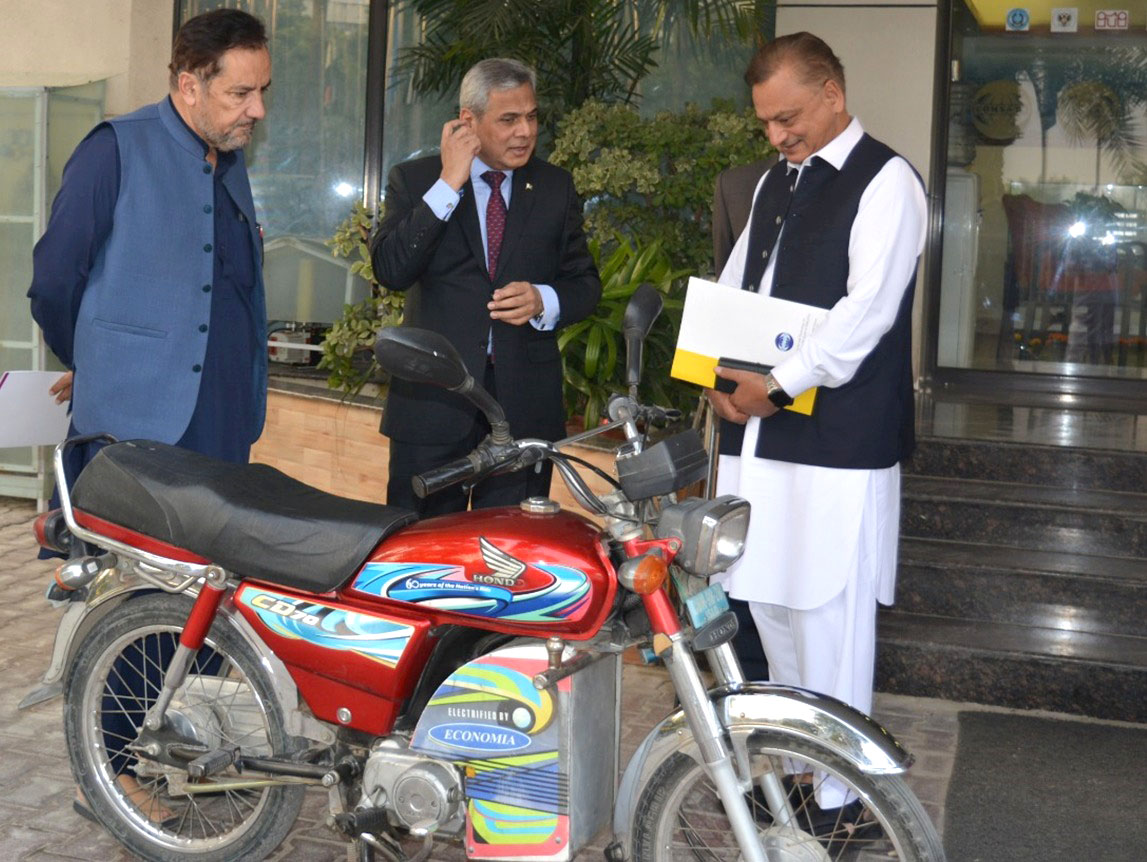 COMSATS_en's tweet image. Prof @rqamar Rector @CUIofficial🇵🇰 called on ED #COMSATS Amb @ZakariaNafees; thanked him for his patronage as ProChancellor II; assured CUI&apos;s support to COMSATS int&apos;l programs concerning academic &amp;amp; scientific activities; witnessed #EV bike developed by COMSATS&apos; partner #AGECO.