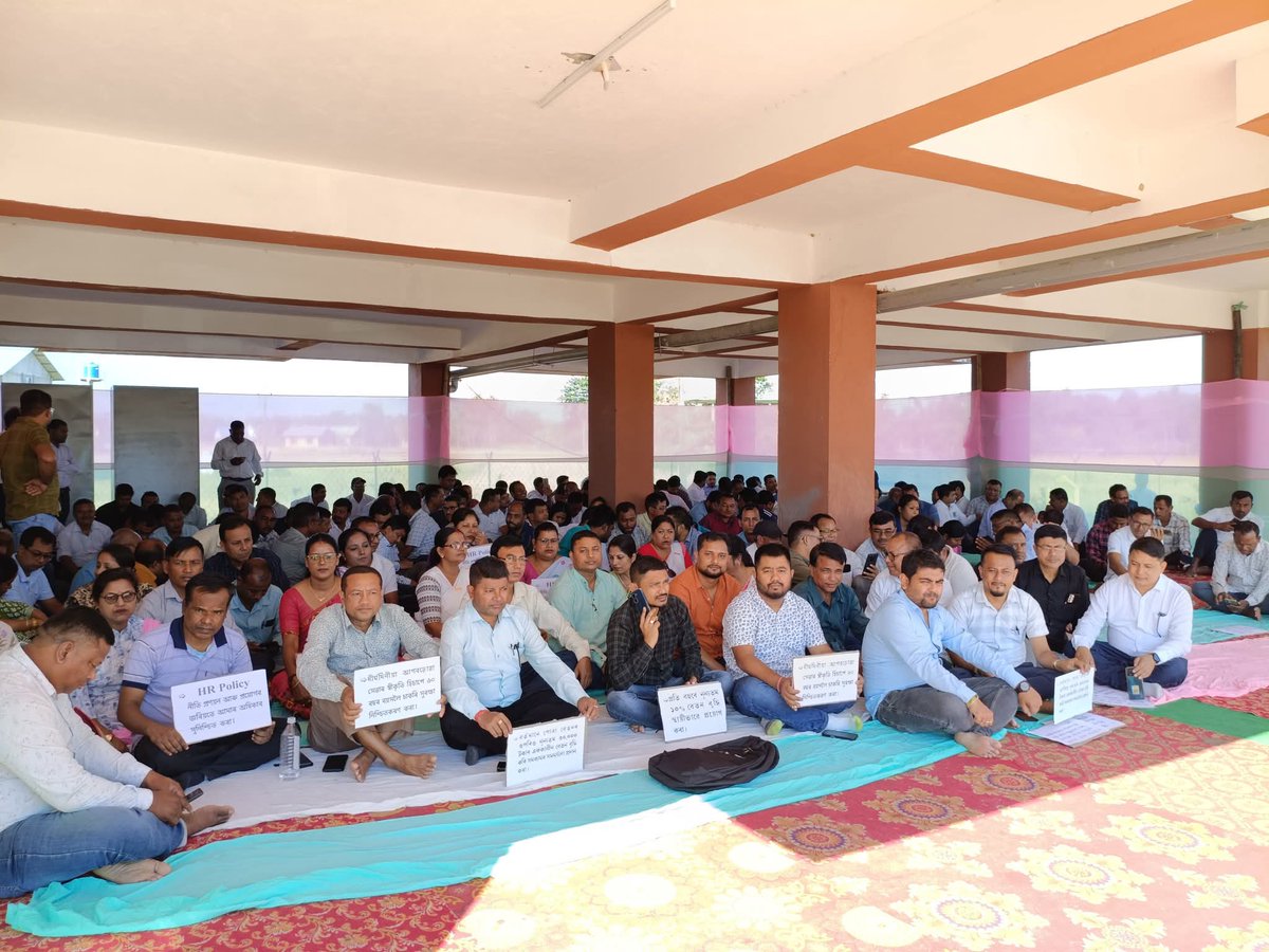 pnrdemployee's tweet photo. The All Assam P&amp;RD Contractual Employees' Council today continued its pen-down and sit-in demonstration in front of all District Commissioner, Zila Parishad and DRDA offices across the state. Nearly 8,000 P&amp;RD contractual employees participated in the protest all over Assam. https://t.co/C9xCW3FH87