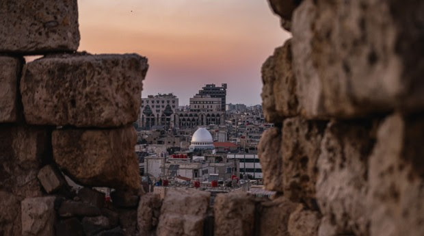 Inédit
Homs - Syrie, la vie d'après
Samedi 6 décembre à 21h sur Public Sénat

Après 12 ans d’exil, le journaliste et réalisateur syrien Daham Alasaad retourne à Homs, dévastée par la guerre. Autrefois sa ville d’enfance, elle est aujourd’hui le vestige d’un régime autoritaire