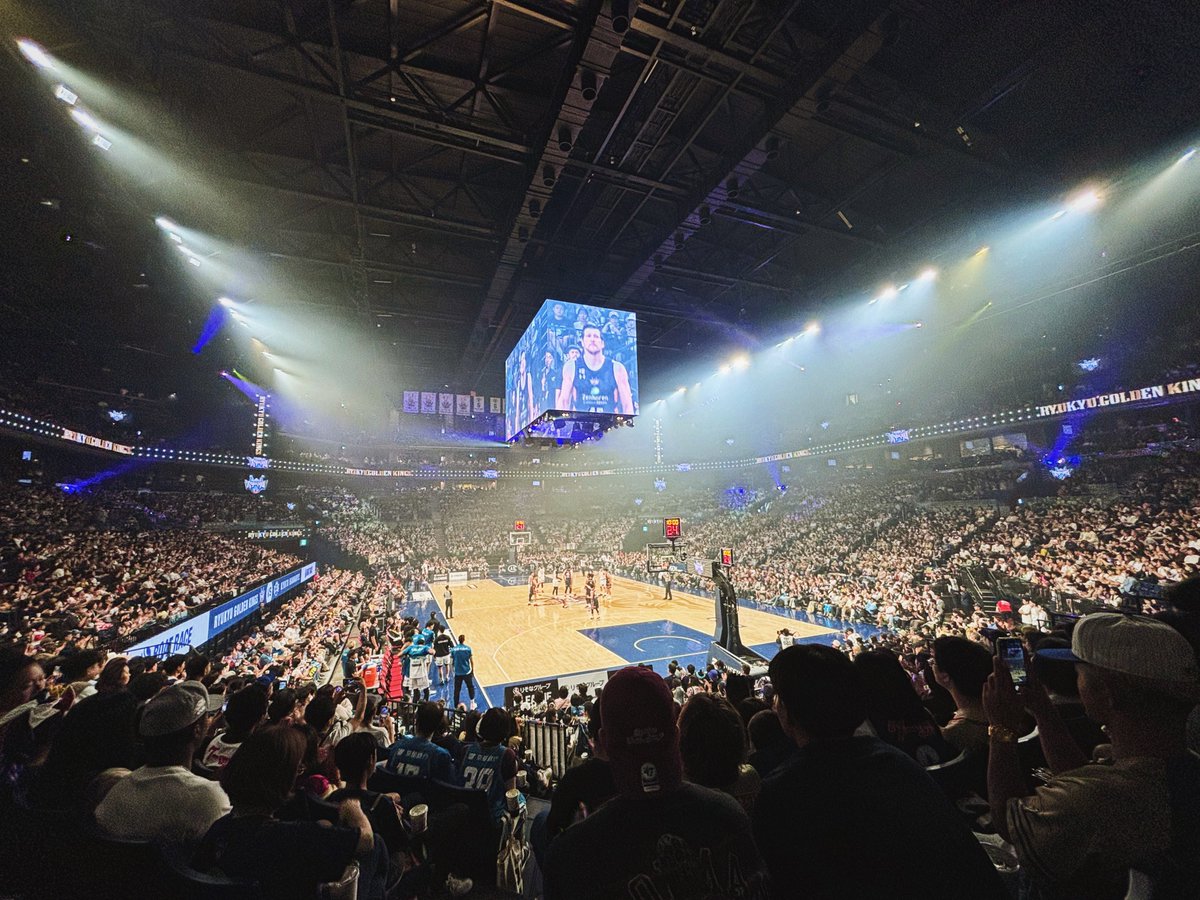keisukeaoyagi's tweet photo. 先日、沖縄サントリーアリーナで琉球vs京都を観戦。
仕事柄、以前から気になっていたMusco社の照明が素晴らしいねと思いつつ、元ジェッツ選手達を応援！ちなみにラッシーがこの日から復帰でした！👏 https://t.co/TcTrP8iTI1