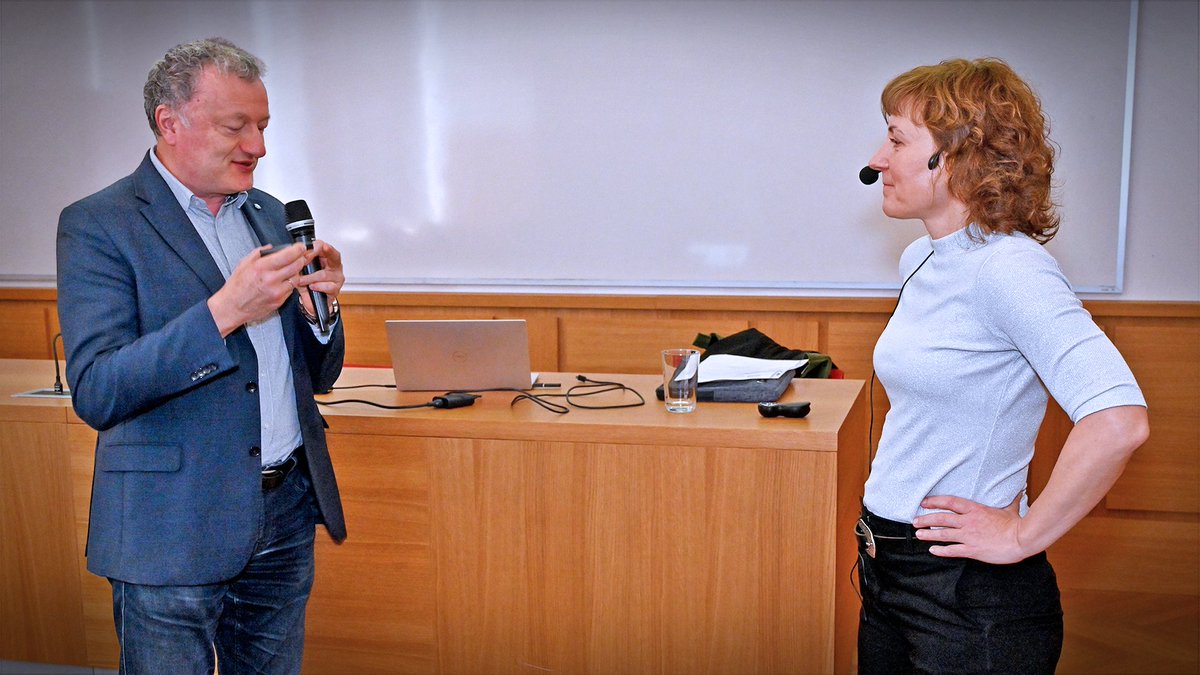 IOCBPrague's tweet image. 🗣️ We were pleased to host Prof. Jana @roithova from @Radboud_Uni today with an #invitedlecture titled &quot;Mass Spectrometry in Research of Chemical Reactions.&quot; 

As is customary, she also received an #IOCBPrague commemorative medal, presented by #IOCB Director @konvalinka_jan.…