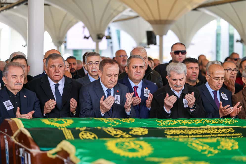 ATA Parti Genel Başkanı Sn. <a href="/atacizeybek/">Namık Kemal Zeybek</a>'in babası, Genel Başkan Yardımcımız Sn. <a href="/gokanzeybekCHP/">Gökan Zeybek</a>'in amcası merhum Celalettin Zeybek'in cenaze törenine katıldık.

Merhuma Allah'tan rahmet; Zeybek ailesi ve yakınlarına başsağlığı ve sabır diliyorum. Mekanı cennet olsun.