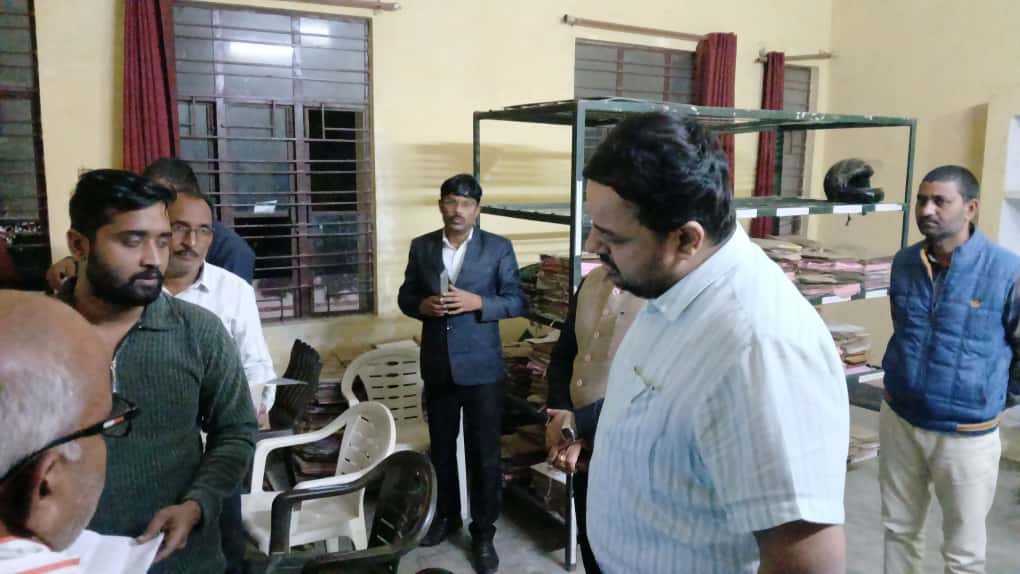 दिनांक 18 नवंबर 2025 को जिला निर्वाचन अधिकारी महोदय द्वारा तहसील जलालपुर एवं तहसील आलापुर में निर्वाचक रजिस्ट्रीकरण अधिकारी जलालपुर एवं आलापुर के साथ मतदाता सूची के विशेष प्रगाढ़ पुनरीक्षण (Special Intensive Revision) कार्य के प्रगति की समीक्षा किया गया । <a href="/ECISVEEP/">Election Commission of India</a> <a href="/ceoup/">CEO Uttar Pradesh</a>