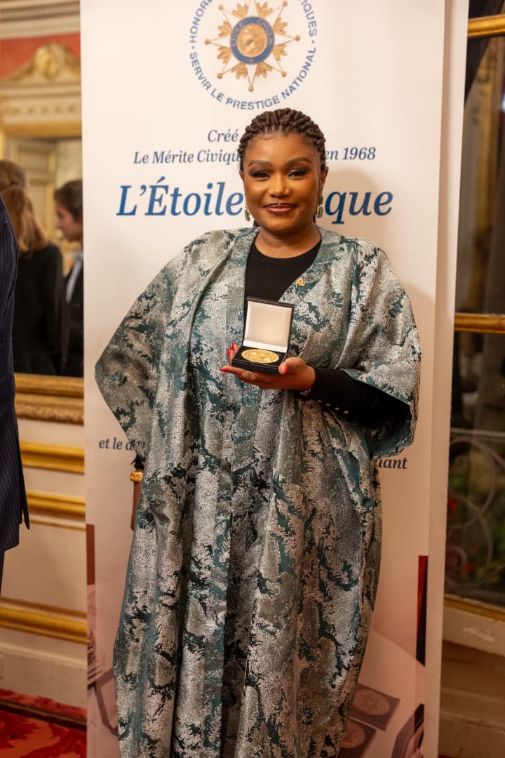 Fpculturelle's tweet photo. À Paris, Mme Mutund Kanam Barbara, DG du FPC, a reçu la Médaille Vermeil de l’Étoile Civique, distinction créée en 1930 et couronnée par l’Académie Française.

Cette reconnaissance salue son engagement pour la promotion et la valorisation du patrimoine culturel congolais. https://t.co/rNFNRhBxJj