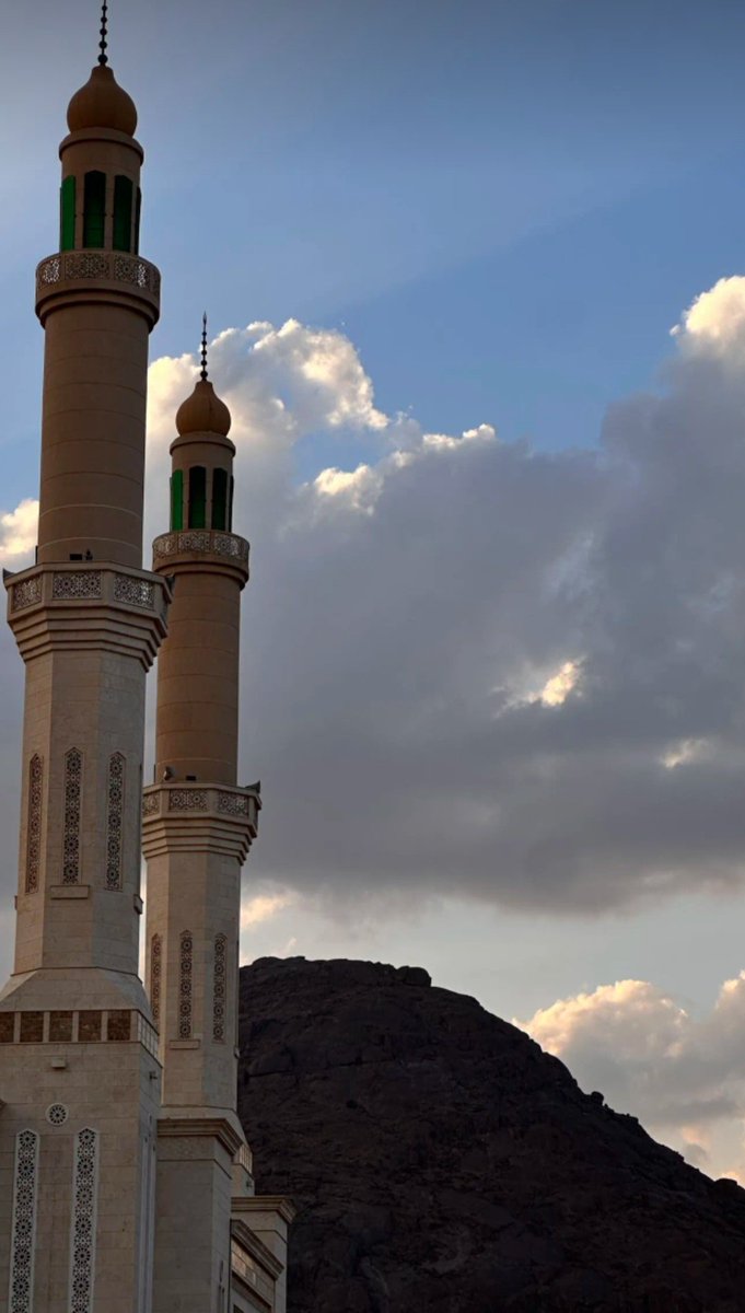 اللهم إنه أخي، وسندي، وقطعة من قلبي اللهم لا تُريني فيه بئساً يُبكيني، ولا تفجعني بألمه اللهم اشفِه واحفظه بعينيك التي لا تنام اللهم إني أستودعك صحته وعافيته اللهم لا تختبر صبري في صحة من أحب اللهم أشفي أخي شفاء من عندك يارب اشفه شفاء لا يغادر سقما.🤲