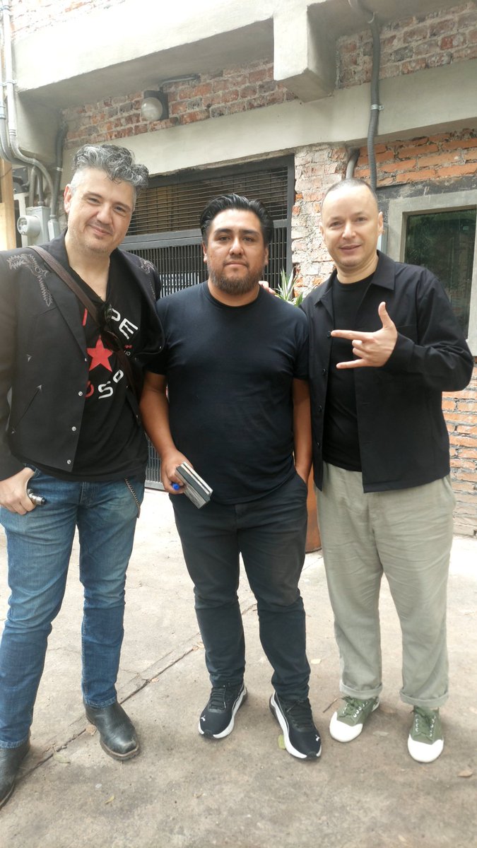 Polarti's tweet photo. Obviamente me encantó la entrevista de Plastilina, saliendo de Convoy me firmaron y me invitaron al concierto del pepsi
#PoderosoProfundo https://t.co/0bgughIZMQ