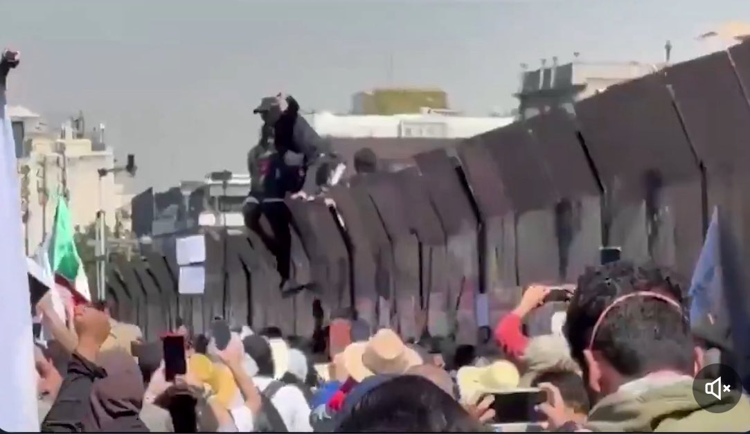 HatsumiNonaka's tweet image. Los encapuchados salieron de Palacio.
Los de los machetes, salieron de Palacio.
Los vándalos salieron de Palacio.
Los violentadores salieron de Palacio.
Videos hay, fotos hay.

La única inteligencia artificial, es la de los que defienden a Morena.