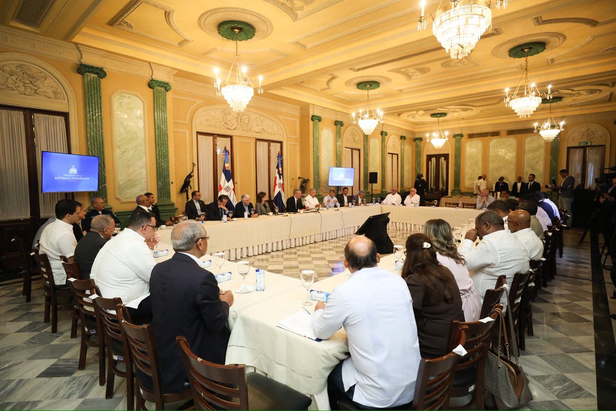 El presidente @LuisAbinader, acompañado de la vicepresidenta <a href="/RaquelPenaVice/">Raquel Peña</a> y otras autoridades del Gobierno, informó que 5 mil millones de pesos, de los 12 mil millones asignados al fondo especial para las comunidades afectadas por la tormenta Melissa, ya han sido ejecutados.