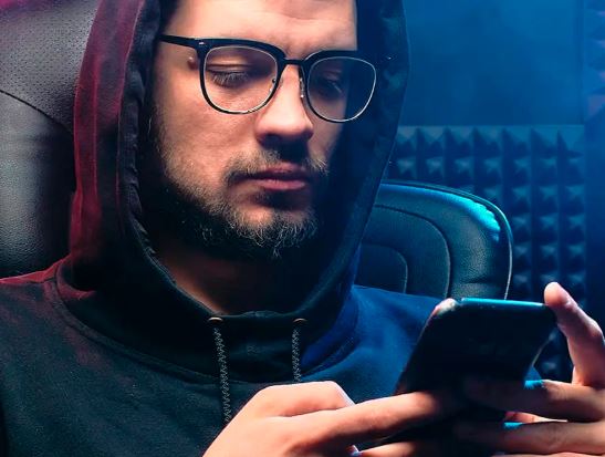 ciberneticachih's tweet image. 🚨 ¡Cuidado con las Apps de Préstamos Falsos! 🚨

Están circulando apps que aparentan ofrecer préstamos rápidos😱pero realmente buscan robar tus datos y chantajearte.

🔗 Más información: bit.ly/4hSsDMf

#Ciberseguridad #SpyLoan #FraudeDigital #AppsFalsas #ProtegeTuInfo