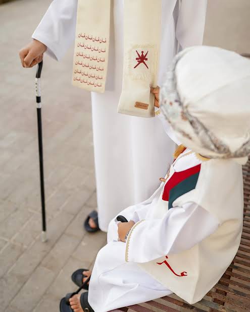 رسالة لأولياء الأمور وبعض المعلمين:

1️⃣ الوشاحات والعلامات وغيرها من الاكسسوارات لن تزيد الطالب وطنية بل تُثقل كاهل الأسر ماديًا دون مردود وطني أو تربوي.

2️⃣ الوطنية الحقيقية تُغرس في القلوب وتُبنى في العقول وتُترجم في الفعل والعمل.

( وجهة نظر شخصية )