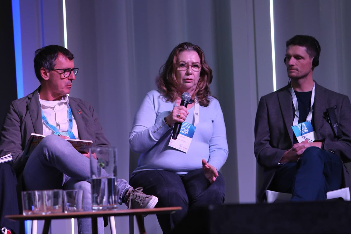 bluenetcat's tweet photo. 9 — MARITIME HUB 2025 💼 EMPRENEDORIA // EINES PER AL FUTUR
CATALÀ
Celia Murcia presenta Blue Jobs, la plataforma que connecta talent i oportunitats en l'economia blava.
Esther Costabella explica com Costabella Sailing crea experiències singulars al mar.
Inma Farran ens parla de la regeneració marina amb la Fundació Ona Futura.
I Bertrand Charry ens descobreix com Whale Seeker utilitza la Intel·ligència Artificial per a la conservació de mamífers marins.
Carles Anglada ens parla de l’ecosistema d’empreneduria al l’àrea portuària.
Diversitat d'iniciatives i una sola passió: el mar.
#MaritimeHub2025 #BlueNetCat #Quebec #RéseauQuébecMaritime #transferencia #economiablava #innovacio #EstrategiaMaritima #PolíticaMarítima #CooperacióInternacional #Generalitat #Gencat #Talent #IA #Emprenedoria #SolucionsDigitals #PortInnovation #FuturBlau

ENGLISH
Celia Murcia presents Blue Jobs, the platform connecting talent and opportunities in the blue economy.
Esther Costabella explains how Costabella Sailing creates unique marine experiences.
Inma Farran discusses marine regeneration through Fundació Ona Futura.
And Bertrand Charry shows how Whale Seeker uses Artificial Intelligence for marine mammal conservation.
Carles Anglada presents the entrepreneurial ecosystem in the port area.
A diversity of initiatives with a single passion: the sea.

ESPAÑOL
Celia Murcia presenta Blue Jobs, la plataforma que conecta talento y oportunidades en la economía azul.
Esther Costabella explica cómo Costabella Sailing crea experiencias singulares en el mar.
Inma Farran nos habla de la regeneración marina con la Fundació Ona Futura.
Y Bertrand Charry nos muestra cómo Whale Seeker utiliza la Inteligencia Artificial para la conservación de mamíferos marinos.
Carles Anglada habla del ecosistema de emprendimiento en el área portuaria.
Diversidad de iniciativas y una sola pasión: el mar.