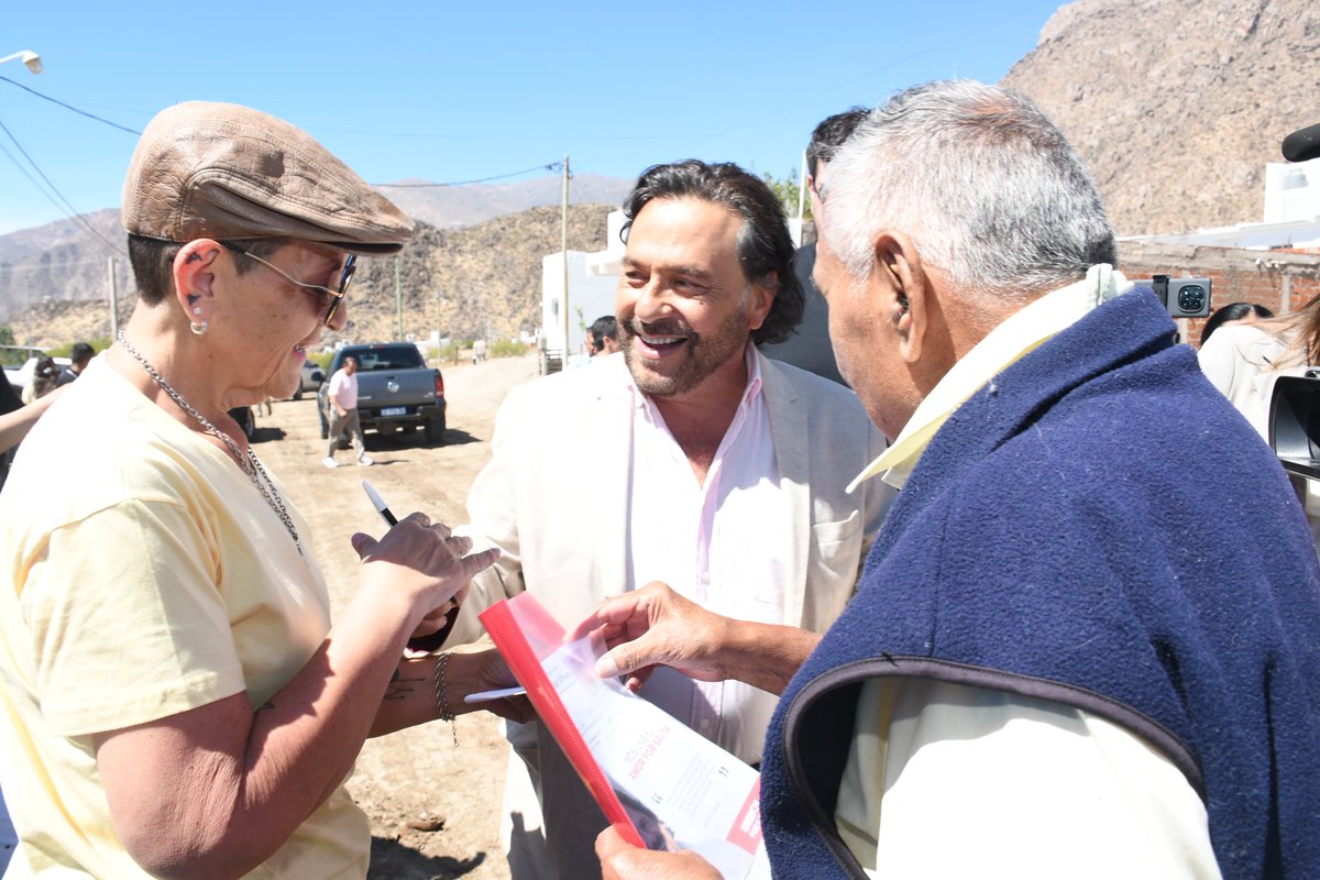 GustavoSaenzOK's tweet image. Hoy entregamos 48 nuevas viviendas en Cafayate y completamos las 97 casas de Finca El Socorro II.

Es una obra que Nación paralizó y que la Provincia decidió hacer igual, con fondos propios, porque entendemos que la gente no puede esperar.

Ya son más de 4.300 las viviendas…