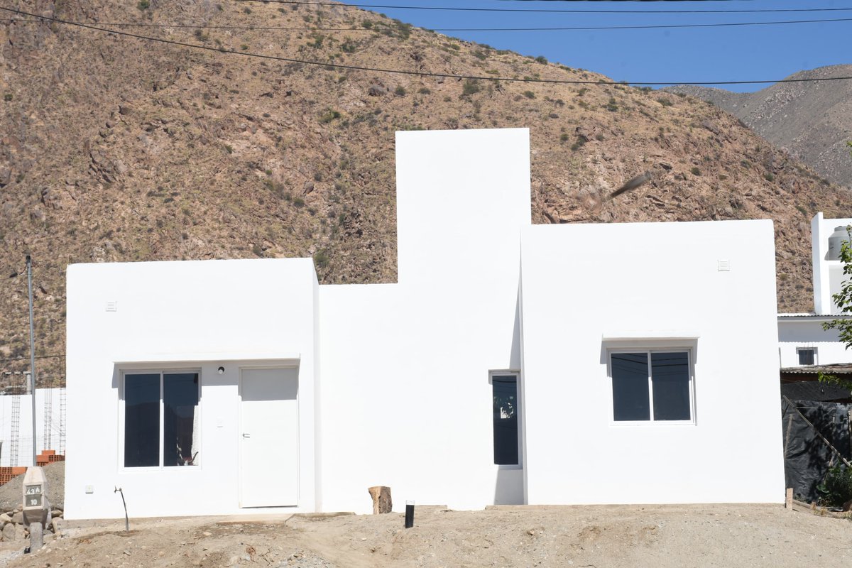 GustavoSaenzOK's tweet image. Hoy entregamos 48 nuevas viviendas en Cafayate y completamos las 97 casas de Finca El Socorro II.

Es una obra que Nación paralizó y que la Provincia decidió hacer igual, con fondos propios, porque entendemos que la gente no puede esperar.

Ya son más de 4.300 las viviendas…