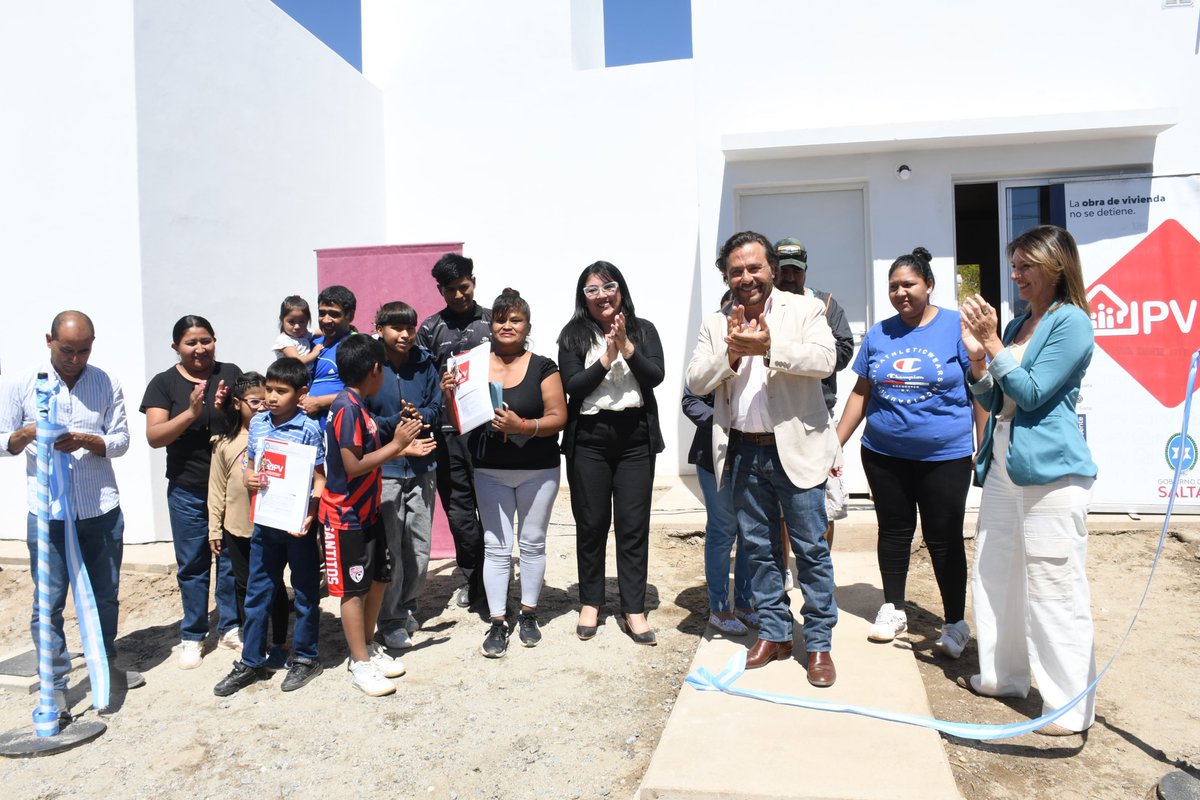 GustavoSaenzOK's tweet image. Hoy entregamos 48 nuevas viviendas en Cafayate y completamos las 97 casas de Finca El Socorro II.

Es una obra que Nación paralizó y que la Provincia decidió hacer igual, con fondos propios, porque entendemos que la gente no puede esperar.

Ya son más de 4.300 las viviendas…