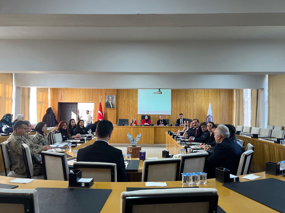 🤝 Aile ve Kadın İstişare Toplantısı

Erzurum Valiliğimiz koordinasyonunda, ilgili kamu kurumlarımızın katkılarıyla gerçekleştirilen toplantıda; aile yapımızın güçlendirilmesi ve kadınların sosyal, ekonomik ve kültürel hayata daha etkin katılımı üzerine önemli değerlendirmelerde