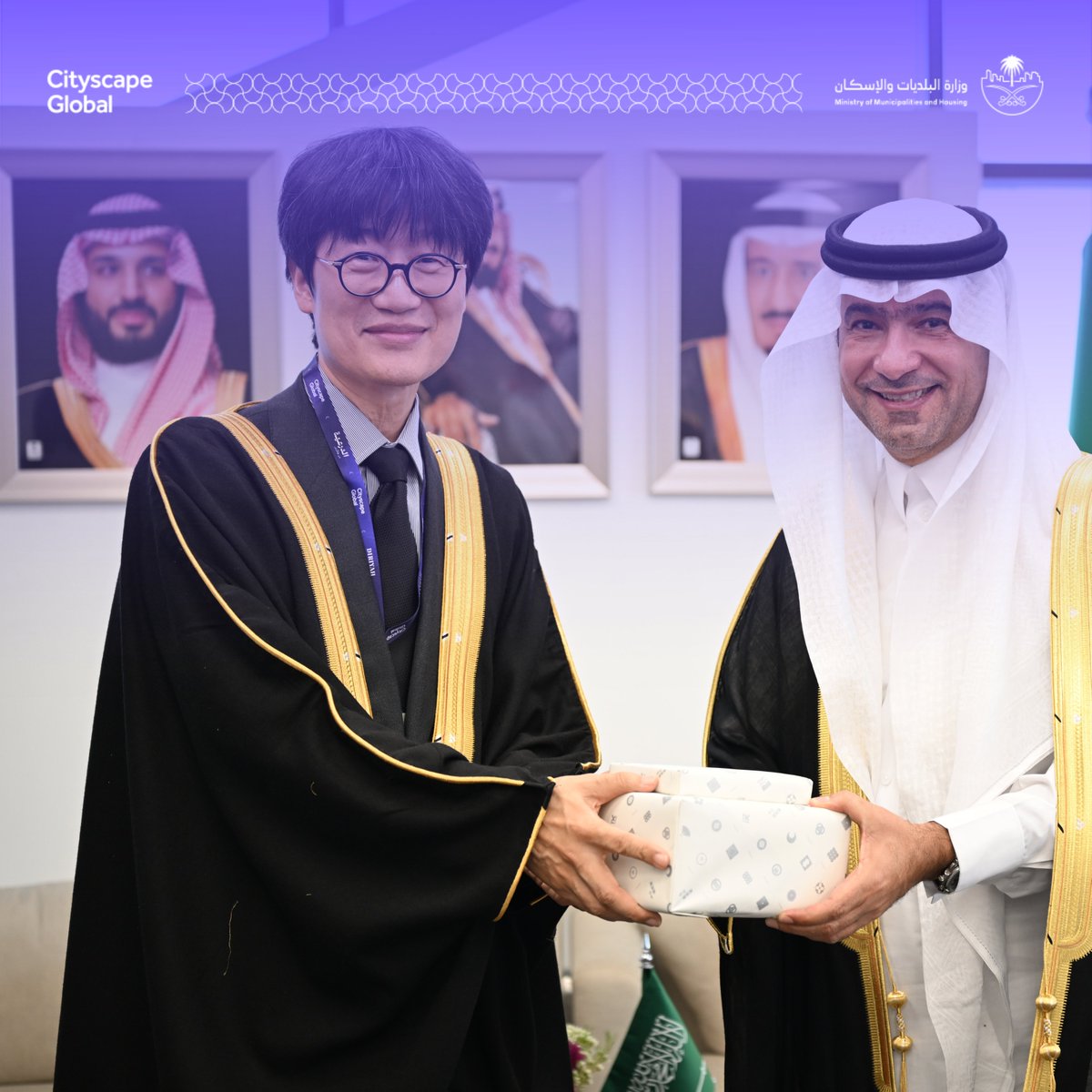 اليوم ضمن فعاليات #سيتي_سكيب_العالمي_2025، التقيت السيد هاي جين لي، مؤسس ورئيس NAVER، لفتح آفاق جديدة من التعاون بين المملكة وكوريا الجنوبية، تشمل العملات الرقمية المستقرة، إنشاء مركز بيانات مشترك، وتعزيز الابتكار في التقنيات الناشئة.