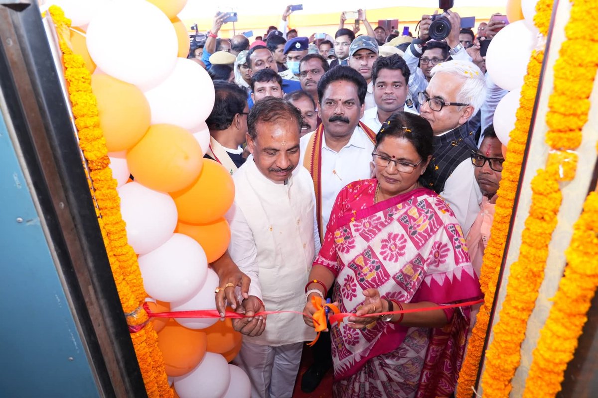 Ganjam_Admin's tweet image. &quot;ବରିଷ୍ଠ ନାଗରିକ ତୀର୍ଥଯାତ୍ରା ଯୋଜନା&quot; ଟ୍ରେନର ଶୁଭାରମ୍ଭ ଓଡ଼ିଶାର ମାନ୍ୟବର ଉପ-ମୁଖ୍ୟମନ୍ତ୍ରୀ ବ୍ରହ୍ମପୁର ରେଳ ଷ୍ଟେସନ୍‌ରୁ ଶୁଭାରମ୍ଭ କରିଛନ୍ତି। ଏହି ସ୍ଵତନ୍ତ୍ର ଟ୍ରେନ୍‌ଟି ଓଁକରେଶ୍ୱର, ଉଜ୍ଜୟିନୀ ମାର୍ଗରେ ଯାତ୍ରା କରିବ, ଏଥିରେ ଯାତ୍ରୀମାନଙ୍କ ପାଇଁ ରହିବା ଓ ଖାଦ୍ୟର ସୁବ୍ୟବସ୍ଥା ସହ ଅନ୍ୟାନ୍ୟ ସୁବିଧାମାନ ପ୍ରଦାନ କରାଯାଇଛି।…