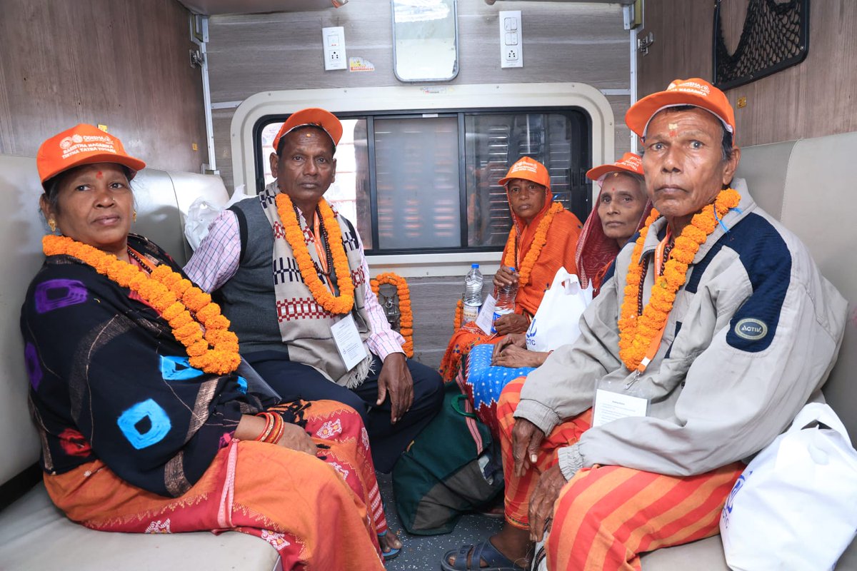 Ganjam_Admin's tweet image. &quot;ବରିଷ୍ଠ ନାଗରିକ ତୀର୍ଥଯାତ୍ରା ଯୋଜନା&quot; ଟ୍ରେନର ଶୁଭାରମ୍ଭ ଓଡ଼ିଶାର ମାନ୍ୟବର ଉପ-ମୁଖ୍ୟମନ୍ତ୍ରୀ ବ୍ରହ୍ମପୁର ରେଳ ଷ୍ଟେସନ୍‌ରୁ ଶୁଭାରମ୍ଭ କରିଛନ୍ତି। ଏହି ସ୍ଵତନ୍ତ୍ର ଟ୍ରେନ୍‌ଟି ଓଁକରେଶ୍ୱର, ଉଜ୍ଜୟିନୀ ମାର୍ଗରେ ଯାତ୍ରା କରିବ, ଏଥିରେ ଯାତ୍ରୀମାନଙ୍କ ପାଇଁ ରହିବା ଓ ଖାଦ୍ୟର ସୁବ୍ୟବସ୍ଥା ସହ ଅନ୍ୟାନ୍ୟ ସୁବିଧାମାନ ପ୍ରଦାନ କରାଯାଇଛି।…