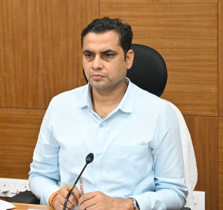 एसआईआर के कार्य में लापरवाही बरतने पर दो बीएलओ और एक पटवारी निलंबित
<a href="/ECISVEEP/">Election Commission of India</a> 
<a href="/CEOMPElections/">Chief Electoral Officer, Madhya Pradesh</a>  
#JansamparkMP
#jabalpur 
RM : facebook.com/plugins/post.p…