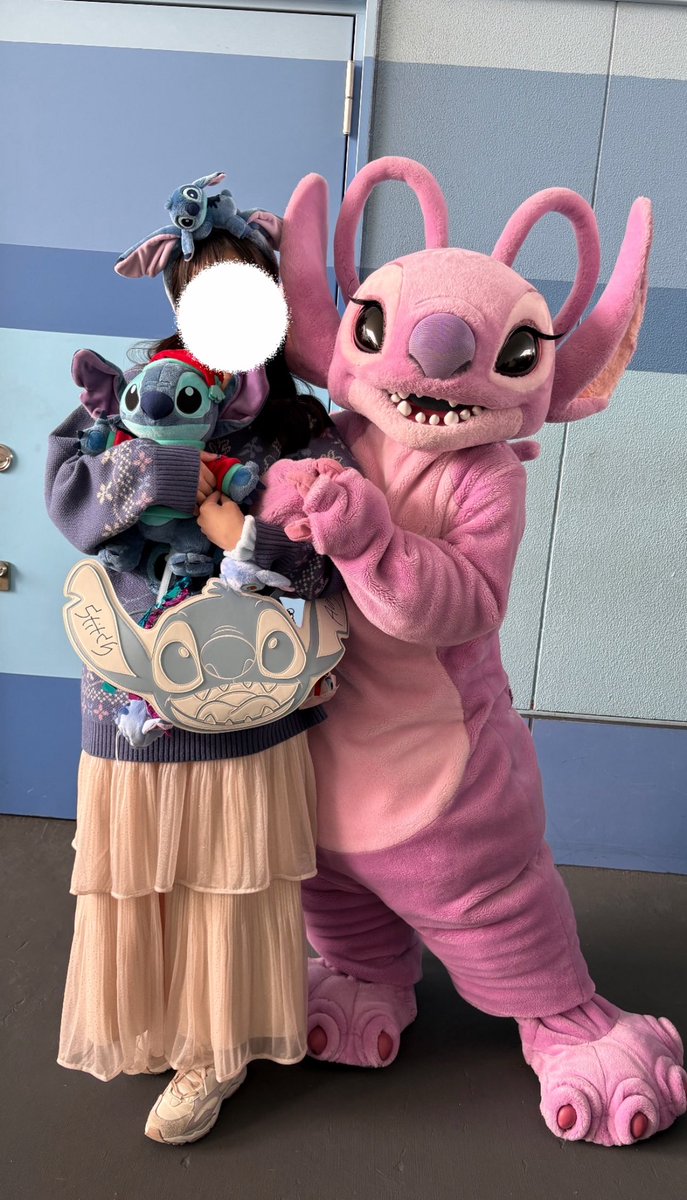 Stitch__azu's tweet image. 甘々なグリだった🫶
スティッチに抱きつかれた後、ぐるぐる振り回された笑
エンジェルちゃんには、手の甲に音チュ貰いました🥺