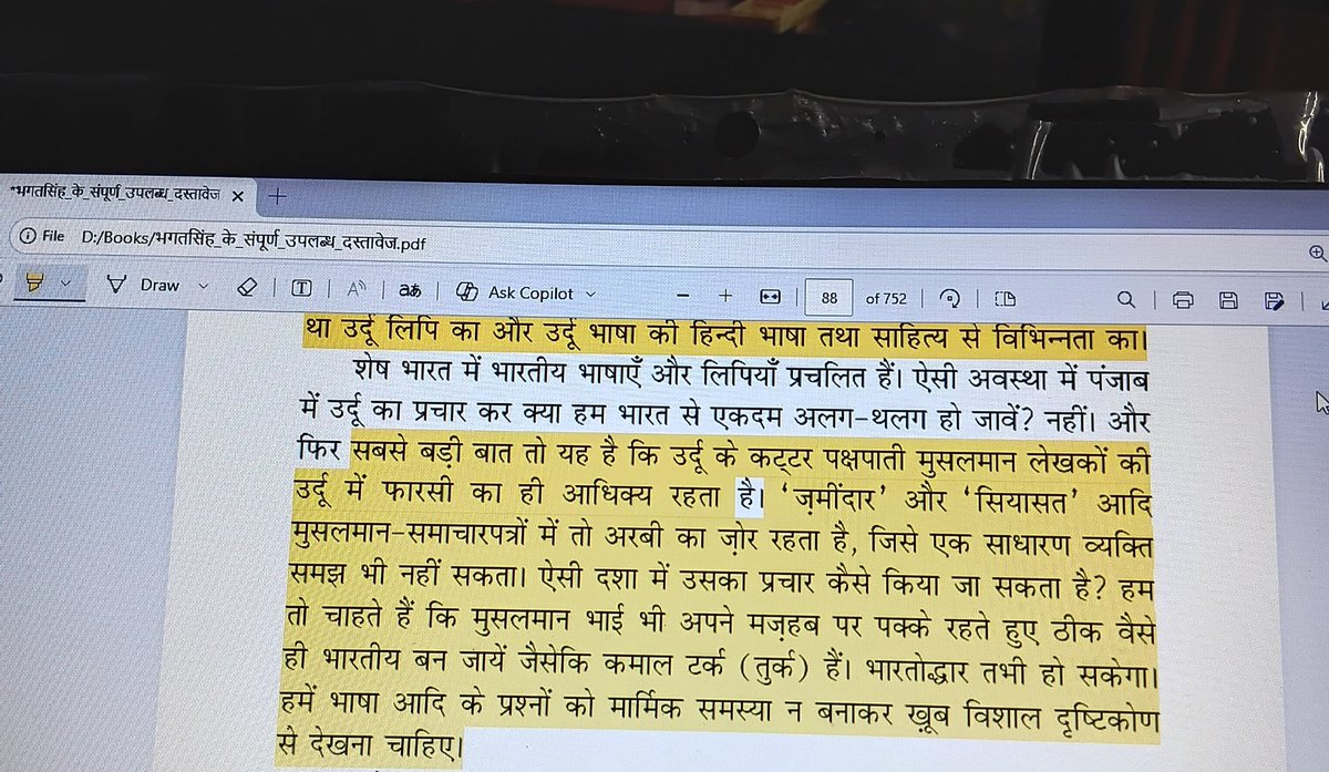 diagonalpiyush's tweet image. From the book - BHAGAT SINGH KE SAMPURN UPLABDH DASTAVEJ. 

here bhagat singh advocates for a common/national language for whole country and his first choice is Hindi. He also mentions fanaticism of Muslims for Urdu which isn&apos;t compatible with Indian society.