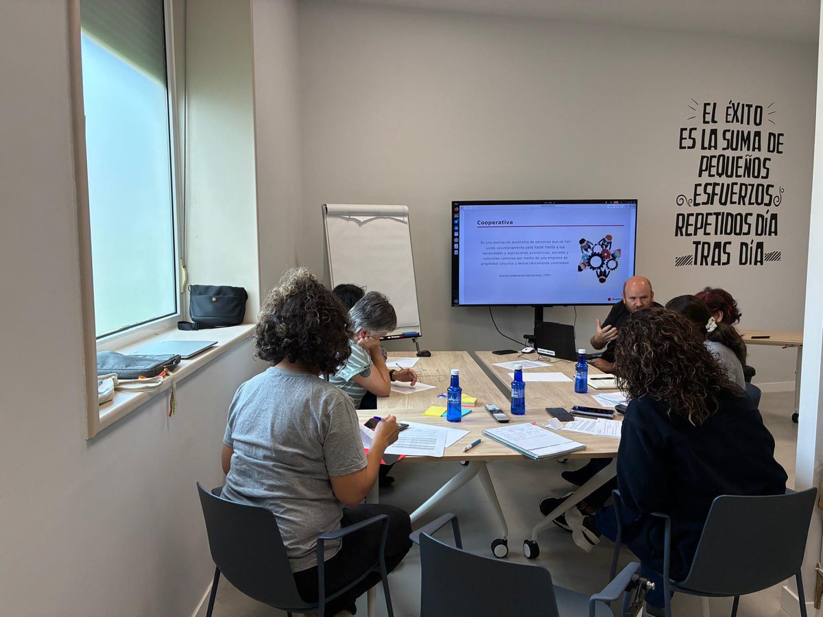 RuraldomusNav's tweet photo. 📊📖 ¡¡PROXIMA FASE DEL PROYECTO!! 📊📖

Dentro de esta fase se ha organizado una formación en la zona de la Sakana impartida por @KoopFabrika dirigida a impulsar al alumnado en la puesta en marcha de una microcooperativas de cuidados a personas en situación de dependencia. https://t.co/KTzOgmovxW