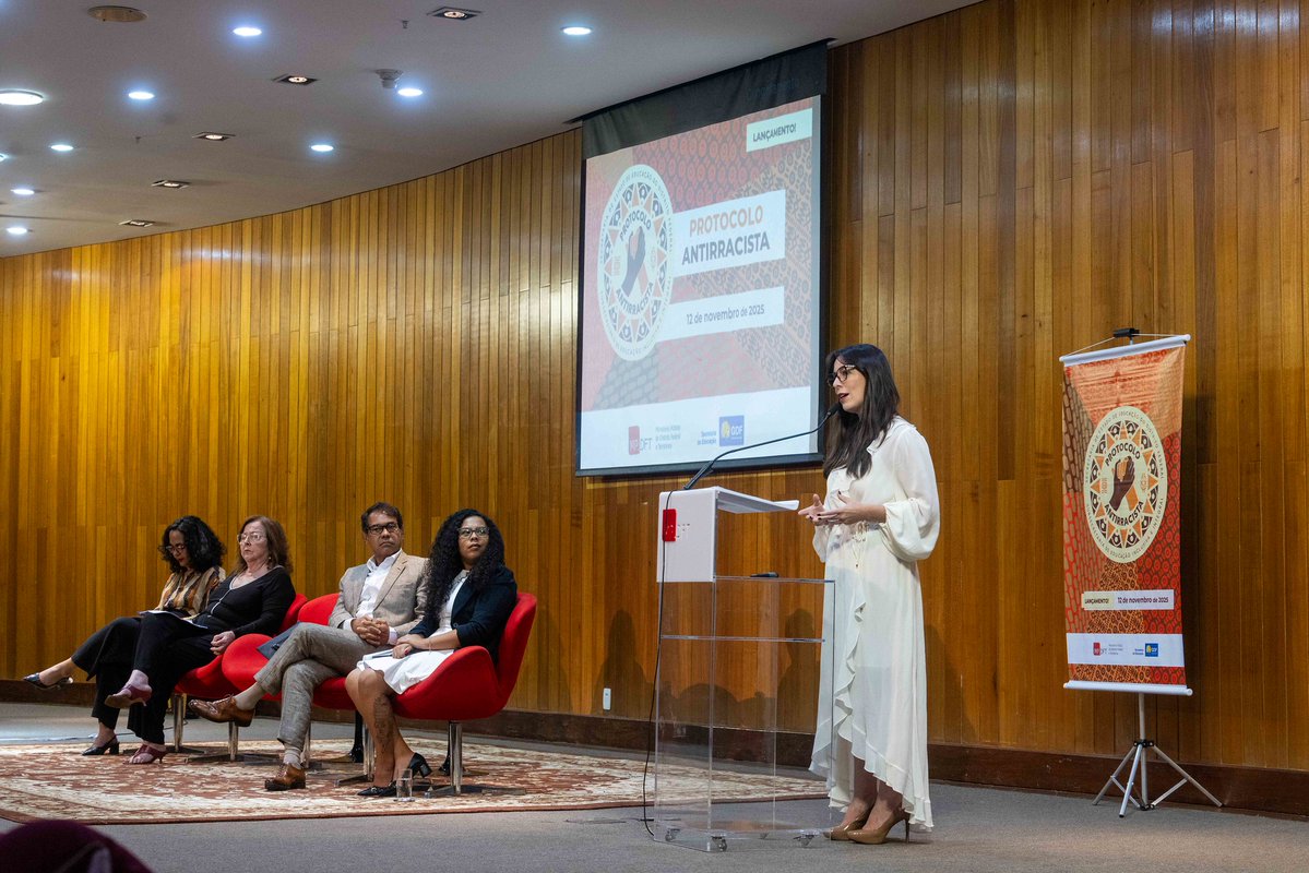 mpdft's tweet image. Escolas do DF ganham protocolo para enfrentar o racismo. Saiba mais: tinyurl.com/y73htp8y #mpdft #educacaompdft #proeducmpdft #nedmpdft #direitoshumanosmpdft #ndhmpdft