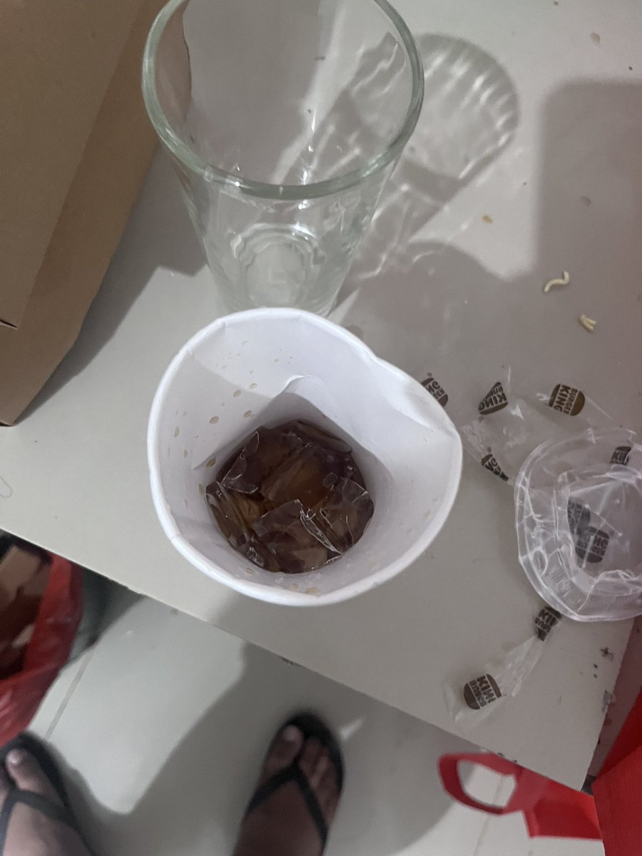aldobolobolo's tweet photo. @BurgerKing_ID 
wei burgerking cup lu ganti sealer kek mcd ngapa, lu bayangin ae makan burger sama ayam lembek rasa coca cola ajg, bete gua tai bintang 1 ini mah https://t.co/vnuGkmazD2