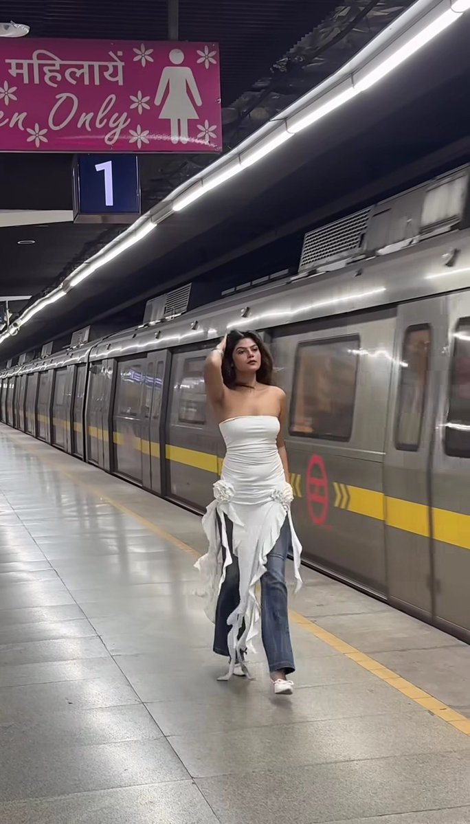 "चलती ट्रेन भी रुक जाए, 
ऐसा जलवा है।"🥺