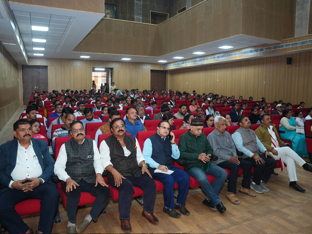 isamratashutos's tweet photo. शासकीय ठाकुर रणमत सिंह महाविद्यालय, रीवा में आयोजित “एक राष्ट्र – एक चुनाव” छात्र संवाद कार्यक्रम में उपमुख्यमंत्री श्री @rshuklabjp जी , जिला अध्यक्ष श्री वीरेंद्र गुप्ता जी, पूर्व महापौर श्री राजेंद्र ताम्रकार जी ,गणमान्यजन तथा विद्यार्थी उपस्थित रहे।
#OneNationOneElection https://t.co/sv5LXylxW6