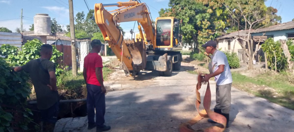 #TodasLasManosTodas la Brigada de Mantenimiento de la UEB Acueducto #Bayamo, trabaja en la rehabilitación de redes afectadas por el huracán Melissa en calle 12 de Jabaquito. #UnidosXCuba